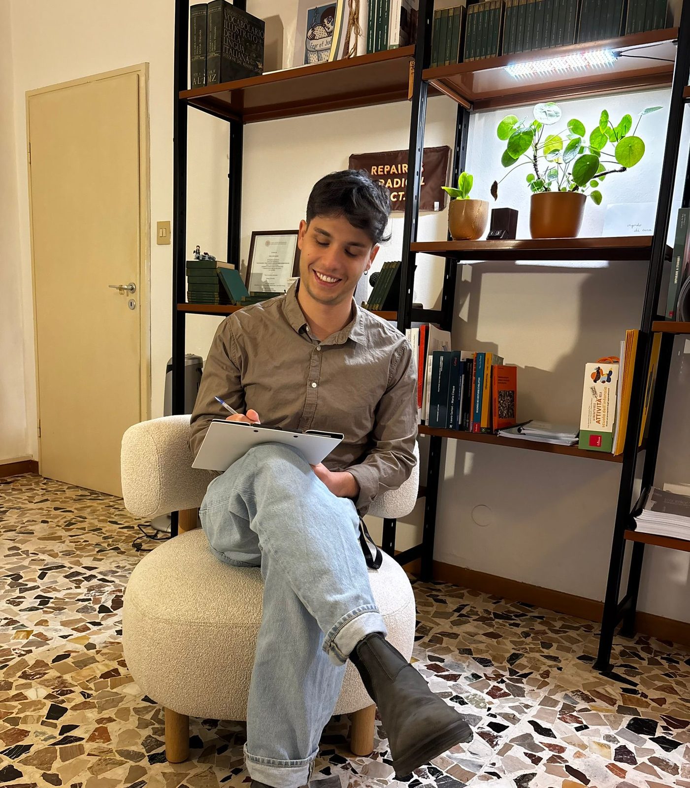 Il Dott. Mattia Degli Esposti durante un colloquio nel suo studio, mentre prende appunti
