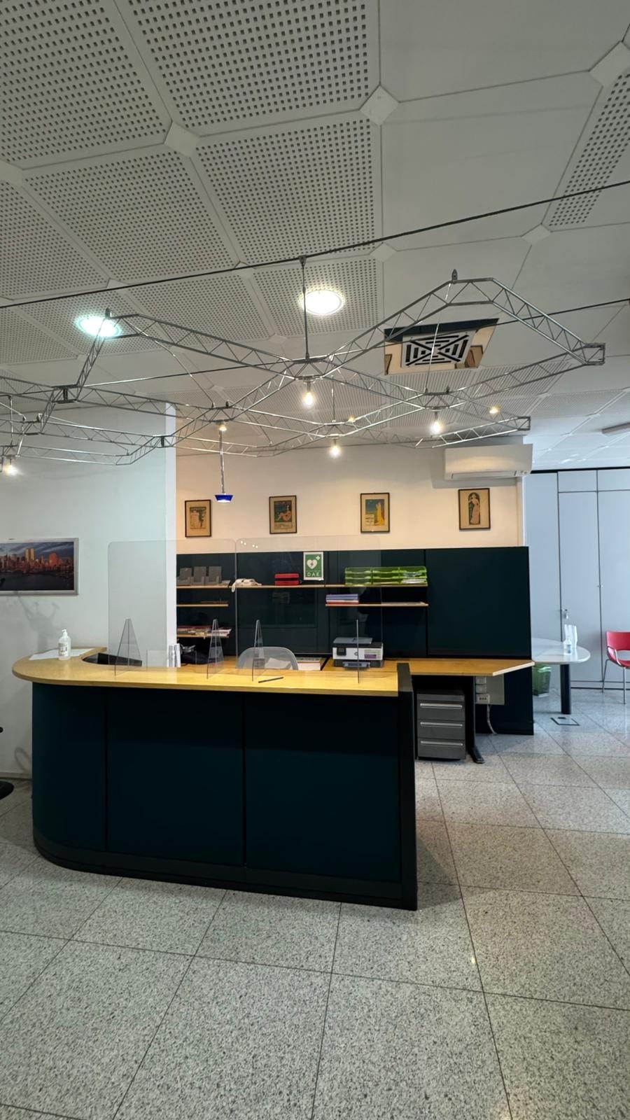 Bancone reception del poliambulatorio Nova Salus, ambiente ordinato e professionale