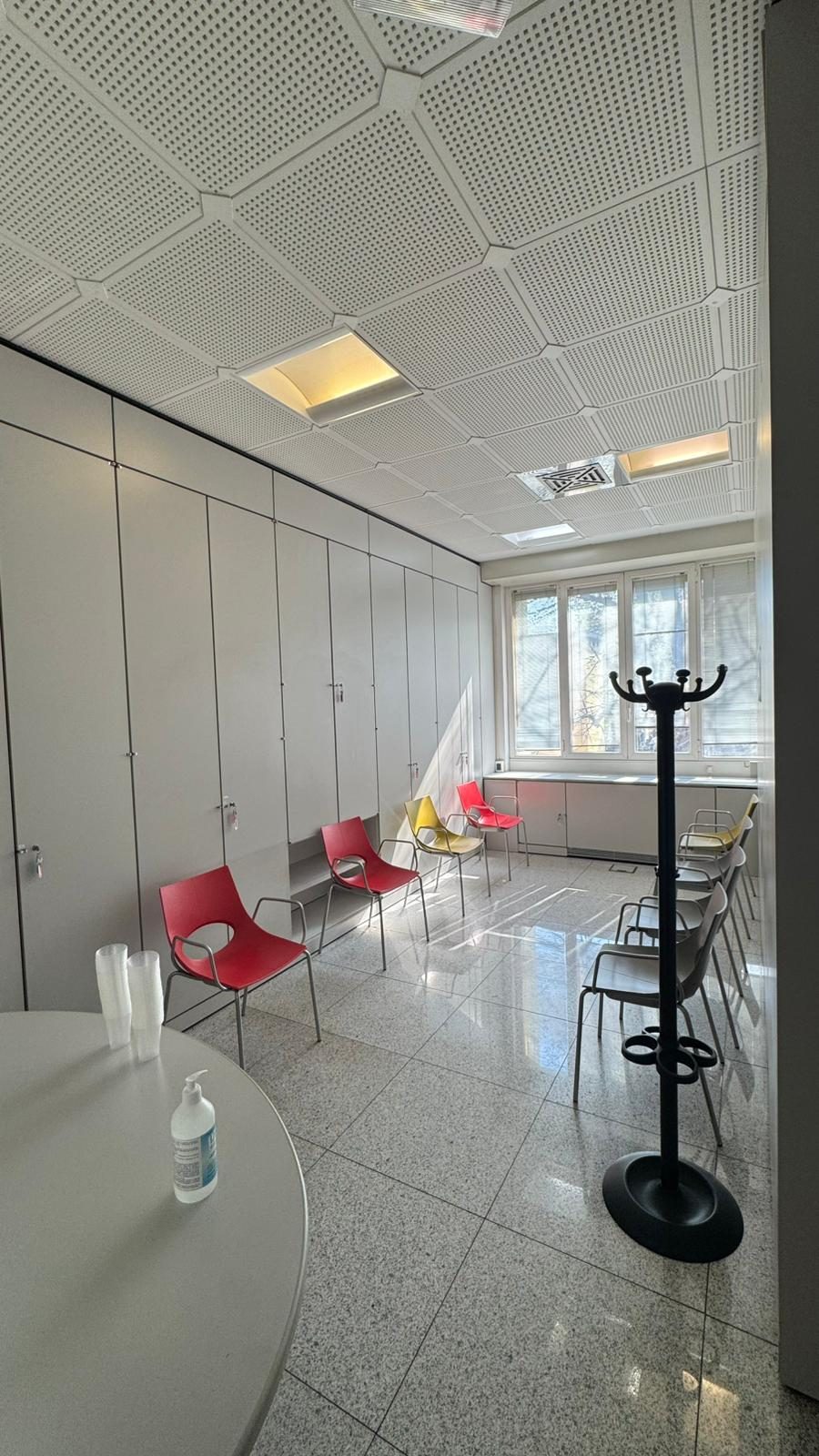 Sala d'attesa luminosa con sedute e luce naturale, all'interno del poliambulatorio Nova Salus