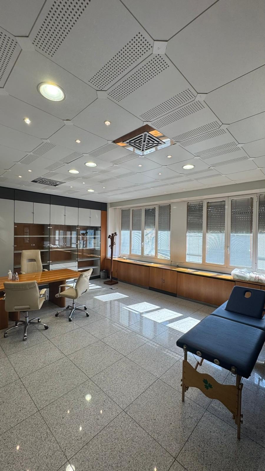 Studio ampio con grandi finestre e luce naturale, all'interno del centro Nova Salus
